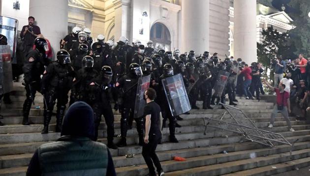 Serbian police fires tear gas in front of the National Assembly building in Belgrade, on July 7, 2020, to disperse thousands of protesters angry at the return of a weekend coronavirus curfew.(AFP photo)