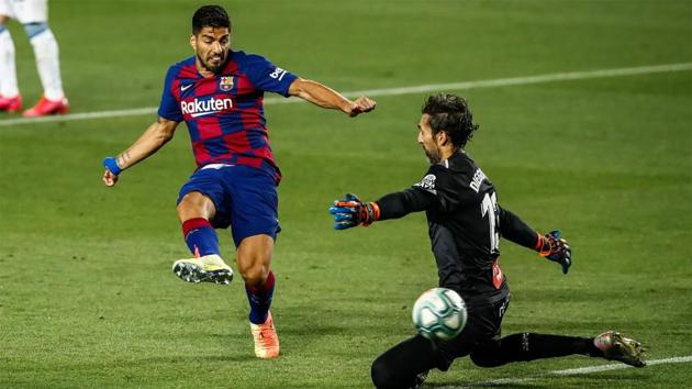 Luis Suarez beats the Espanyol goalkeeper, Diego Lopez, in the second half at the Camp Nou. (Getty Images) Luis Suarez beats the Espanyol goalkeeper, Diego Lopez, in the second half at the Camp Nou. (Getty Images)