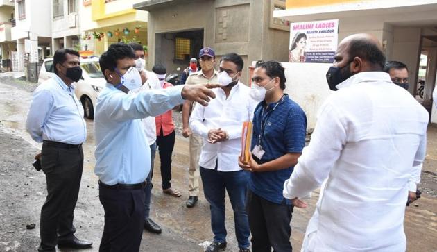 District collector Naval Kishore Ram (in sky blue shirt) visited Gujar-Nimbalkarwadi on Wednesday.(HT PHOTO)