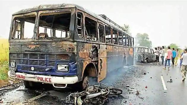 A Punjab Police bus that was torched during the arson in Faridkot district in October 2015 over three sacrilege incidents that year. The then SAD-BJP government had handed over the probe to the Central Bureau of Investigation.(HT file photo)