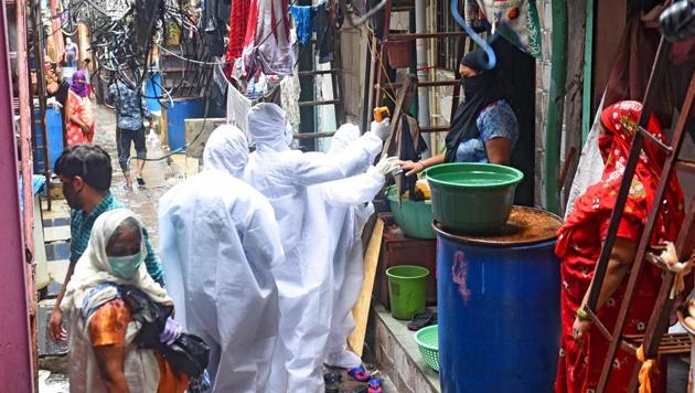 Health worker and doctor conduct thermal screening and pulse test of a resident at Rajiv Gandhi Nagar Slum, Dharavi during Covid-19 pandemic in Mumbai on Wednesday. (Vijayanand Gupta/HT Photo) Health worker and doctor conduct thermal screening and pulse test of a resident at Rajiv Gandhi Nagar Slum, Dharavi during Covid-19 pandemic in Mumbai on Wednesday. (Vijayanand Gupta/HT Photo)