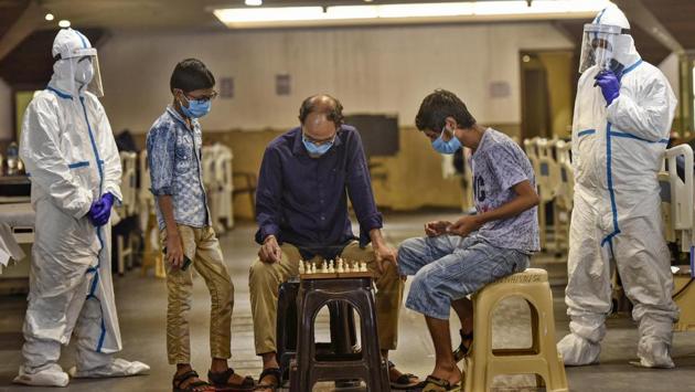 Medics look on as people admitted to a Covid-19 care centre play a game of chess in New Delhi on July 8. India recorded 24,879 cases of the coronavirus disease Covid-19 on July 8. The current national tally of infections stands at 767,296 according to Union health ministry update at 8 am on July 9. (Biplov Bhuyan / HT PHOTO)