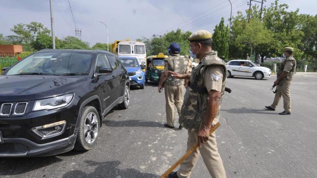Police personnel screen vehicles near the court area, in Greater Noida (Sunil Ghosh / Hindustan Times/For Representative Purposes Only) Police personnel screen vehicles near the court area, in Greater Noida (Sunil Ghosh / Hindustan Times/For Representative Purposes Only)
