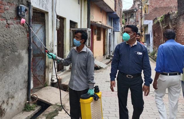 A Lucknow Municipal Corporation worker sprays disinfectant in a Lucknow locality, July 5, 2020.(Dheeraj Dhawan / HT File Photo)