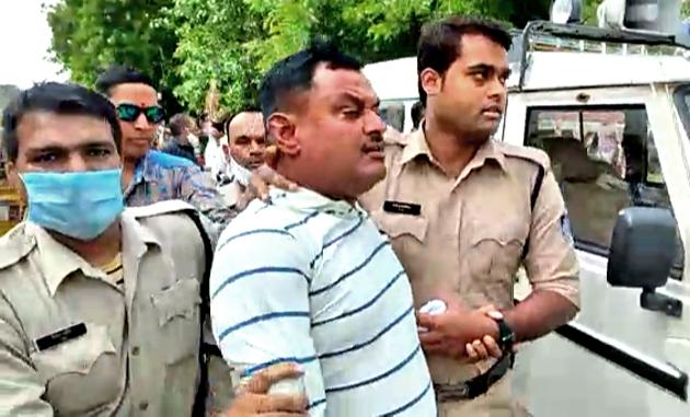 Madhya Pradesh, July 09 (ANI): Police personnel arrest Vikas Dubey, the main accused in the Kanpur encounter case, at the Mahakal temple, in Ujjain on Thursday. (ANI Photo)(ANI)