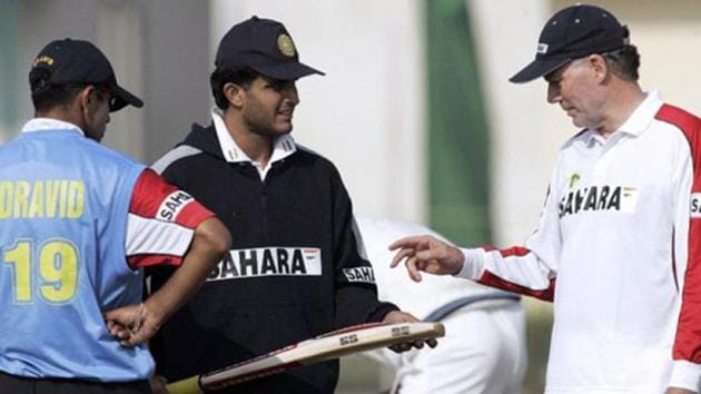 File image of Sourav Ganguly in discussion with former India coach Greg Chappell and Rahul Dravid.(AFP)