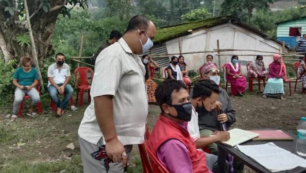 Volunteers holding a meeting at Tindharia, a cluster of hamlets in Darjeeling district. (HT PHOTO.) Volunteers holding a meeting at Tindharia, a cluster of hamlets in Darjeeling district. (HT PHOTO.)