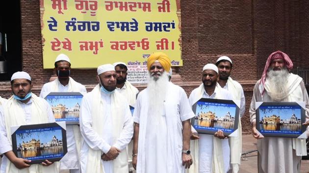 A delegation members from Malerkotla being honoured by SGPC officials for their contribution to langar at Golden Temple in Amritsar on Friday.(HT Photo)