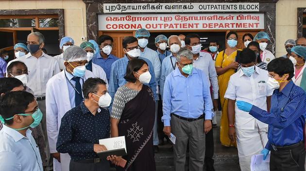 A central team led by additional secretary from the Union ministry of health, Arti Ahuja speak to Tamil Nadu health minister Dr C Vijayabhaskar and senior officials during her visit to Rajiv Gandhi General Hospital, in Chennai on July 9. The total number of coronavirus positive cases in the state stands at 1,26,581 including 46,652 active cases and 1,765 deaths, according to data released by the state health department on July 9. (PTI) A central team led by additional secretary from the Union ministry of health, Arti Ahuja speak to Tamil Nadu health minister Dr C Vijayabhaskar and senior officials during her visit to Rajiv Gandhi General Hospital, in Chennai on July 9. The total number of coronavirus positive cases in the state stands at 1,26,581 including 46,652 active cases and 1,765 deaths, according to data released by the state health department on July 9. (PTI)