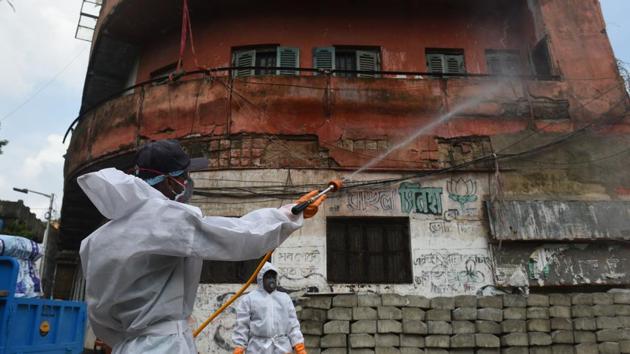 Kolkata Municipal Corporation (KMC) workers wearing PPE coveralls chemically disinfect the Telenga Bagan area in Ultadanga, one of the new coronavirus containment zones in Kolkata on July 9. The GoM was briefed that six states -- Maharashtra, Delhi, Gujarat, Tamil Nadu, Uttar Pradesh and West Bengal -- account for 86 per cent of the deaths caused by Covid-19 and 32 districts account for 80 per cent of such fatalities. (Samir Jana / HT Photo) Kolkata Municipal Corporation (KMC) workers wearing PPE coveralls chemically disinfect the Telenga Bagan area in Ultadanga, one of the new coronavirus containment zones in Kolkata on July 9. The GoM was briefed that six states -- Maharashtra, Delhi, Gujarat, Tamil Nadu, Uttar Pradesh and West Bengal -- account for 86 per cent of the deaths caused by Covid-19 and 32 districts account for 80 per cent of such fatalities. (Samir Jana / HT Photo)