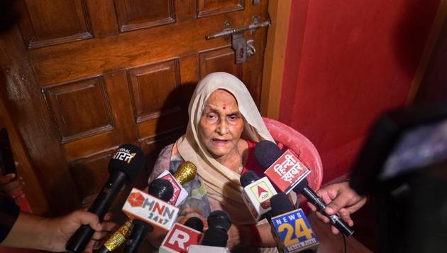 Sarla Dubey, mother of alleged gangster Vikas Dubey, speaks to media personnel in Lucknow.(PTI)