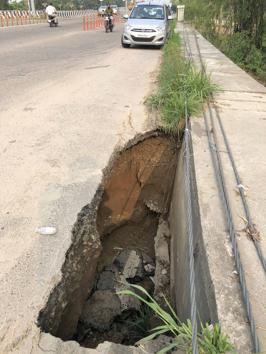 The road cave in at southern bypass road near Ferozepur road in Ludhiana on Friday.(GURPREET SINGH/HT) The road cave in at southern bypass road near Ferozepur road in Ludhiana on Friday.(GURPREET SINGH/HT)