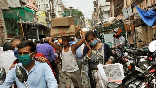 People rush to gather supplies after Patna administration announced a lockdown in the light of surging coronavirus cases, on Thursday. (Santosh Kumar/HT Photo) People rush to gather supplies after Patna administration announced a lockdown in the light of surging coronavirus cases, on Thursday. (Santosh Kumar/HT Photo)