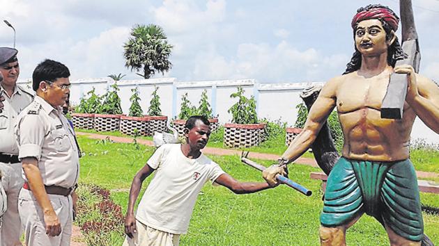 A similar incident of damaging Kanhu Murmu’s statue was reported in Bihar’s Sahebganj district in 2016. (HT Photo/File/Representativ) A similar incident of damaging Kanhu Murmu’s statue was reported in Bihar’s Sahebganj district in 2016. (HT Photo/File/Representativ)