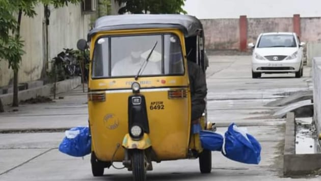 The picture shows the body placed horizontally at the bottom of autorickshaw’s rear seat, protruding from either side of the vehicle, as it was driven through the streets of the locality.(HT Photo)