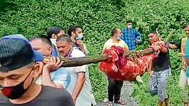 Locals bringing the woman’s body who was killed in a leopard attack, from forest in Goula Barrage area in Nainital district on Saturday. (HT Photo) Locals bringing the woman’s body who was killed in a leopard attack, from forest in Goula Barrage area in Nainital district on Saturday. (HT Photo)