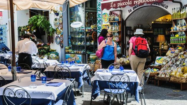 Under the policy, the municipality plans to allow open-air dining at restaurants under its jurisdiction with certain riders. There are nearly 2,000 restaurants and eateries in south Delhi.(Getty Images) Under the policy, the municipality plans to allow open-air dining at restaurants under its jurisdiction with certain riders. There are nearly 2,000 restaurants and eateries in south Delhi.(Getty Images)