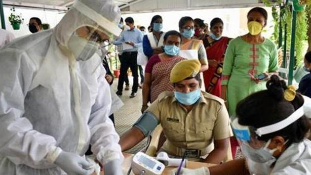 Bengaluru City Police and Nightingales Medical Trust jointly organised Covid-19 health checkup to police Personnel at Police Commissioner’s Office.(ANI)