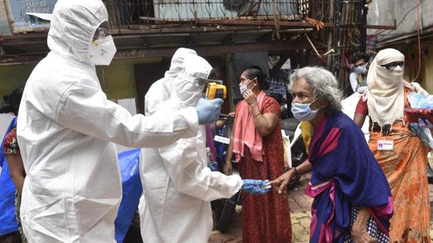 Health care staff check the temperature and pulse rate of the residents of Dharavi during Covid-19 pandemic.(Satyabrata Tripathy/HT Photo) Health care staff check the temperature and pulse rate of the residents of Dharavi during Covid-19 pandemic.(Satyabrata Tripathy/HT Photo)