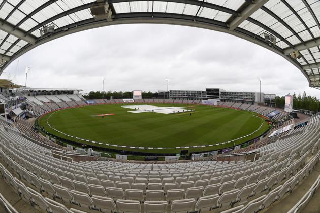 Cricket - First Test - England v West Indies - Rose Bowl Cricket Stadium, Southampton, Britain - July 8, 2020 A general view of the pitch covered as rain delays the start of play. Cricket resumes behind closed doors following the outbreak of the coronavirus disease (COVID-19) Mike Hewitt/Pool via REUTERS (REUTERS)