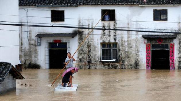 Authorities in Jiangsu province in the Yangtze Delta issued orange flood alerts on Saturday - the second-highest - and forecast huge, long-lasting volumes of water would pour from the river.(Reuters file photo)