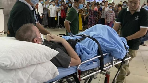 A British pilot who was Vietnam’s most critical Covid-19 patient is carried on a stretcher in Ho Chi Minh city, Vietnam, Saturday, July 11, 2020.(AP photo) A British pilot who was Vietnam’s most critical Covid-19 patient is carried on a stretcher in Ho Chi Minh city, Vietnam, Saturday, July 11, 2020.(AP photo)