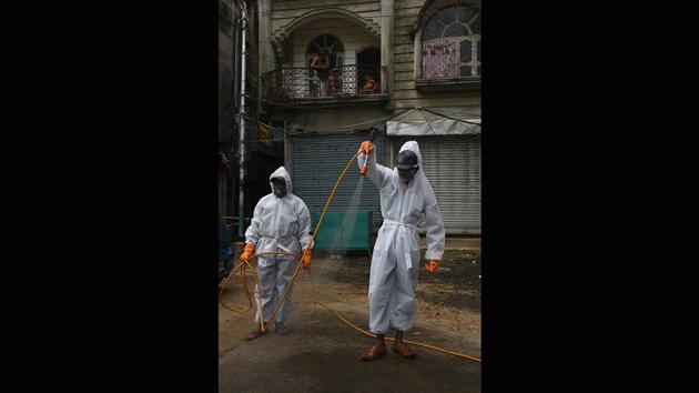 Kolkata Municipal Corporation (KMC) workers wearing PPE coveralls chemically disinfect the Telenga Bagan area in Kolkata on July 9. The number of recoveries on July 12 stood at 553,470 while there were 301,609 active cases of coronavirus infection in the country, HT reported citing Health Ministry data. (Samir Jana / HT Photo) Kolkata Municipal Corporation (KMC) workers wearing PPE coveralls chemically disinfect the Telenga Bagan area in Kolkata on July 9. The number of recoveries on July 12 stood at 553,470 while there were 301,609 active cases of coronavirus infection in the country, HT reported citing Health Ministry data. (Samir Jana / HT Photo)