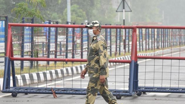 BSF guards the over 3,300-km border with Pakistan across Jammu, Punjab, Rajasthan and Gujarat.(Sameer Sehgal/HT file photo)