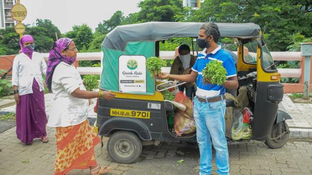 Dadarao Rasal, an auto driver from Aundh gaon started selling vegetable as he was unable to make profit driving an auto.(Milind Saurkar/HT Photo)