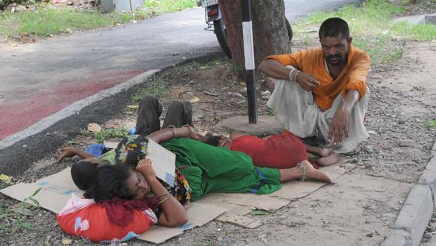 Beggars living on the roadside between Sectors 33 and 34 in Chandigarh. The keep their possessions in the bushes and sleep on the pavement. Majority of them don't wear masks and go to beg at the red light intersection situated nearby.(Keshav Singh/HT) Beggars living on the roadside between Sectors 33 and 34 in Chandigarh. The keep their possessions in the bushes and sleep on the pavement. Majority of them don't wear masks and go to beg at the red light intersection situated nearby.(Keshav Singh/HT)