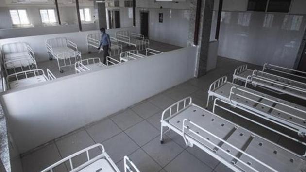 An additional 1,000 beds are available at the field hospital in Dhaula Kuan built by the Defence Research and Development Organisation(Pratham Gokhale/HT Photo) An additional 1,000 beds are available at the field hospital in Dhaula Kuan built by the Defence Research and Development Organisation(Pratham Gokhale/HT Photo)