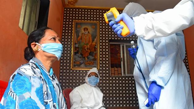 A health worker thermal screens a resident of Dharavi in Mumbai on July 11. India had on July 12, reported 29,108 new Covid-19 cases and the global figure for that statistic stood at 194,677 according to data compiled by Worldometers. This comes up to 14.95% of new cases globally coming from India on this particular day. (Vijayanand Gupta / HT Photo) A health worker thermal screens a resident of Dharavi in Mumbai on July 11. India had on July 12, reported 29,108 new Covid-19 cases and the global figure for that statistic stood at 194,677 according to data compiled by Worldometers. This comes up to 14.95% of new cases globally coming from India on this particular day. (Vijayanand Gupta / HT Photo)