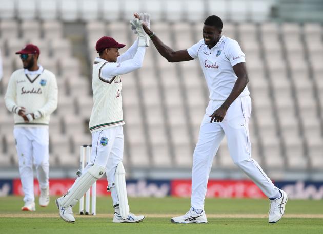 Cricket - First Test - England v West Indies - Rose Bowl Cricket Stadium, Southampton, Britain - July 11, 2020 West Indies' Jason Holder celebrates the wicket of England's Ben Stokes with teammates, as play resumes behind closed doors following the outbreak of the coronavirus disease (COVID-19) Mike Hewitt/Pool via REUTERS (REUTERS) Cricket - First Test - England v West Indies - Rose Bowl Cricket Stadium, Southampton, Britain - July 11, 2020 West Indies' Jason Holder celebrates the wicket of England's Ben Stokes with teammates, as play resumes behind closed doors following the outbreak of the coronavirus disease (COVID-19) Mike Hewitt/Pool via REUTERS (REUTERS)