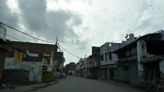 A deserted view of Aishbagh Road in Lucknow, Uttar Pradesh. (Dheeraj Dhawan / Hindustan Times) A deserted view of Aishbagh Road in Lucknow, Uttar Pradesh. (Dheeraj Dhawan / Hindustan Times)