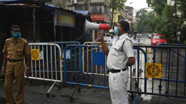 A Kolkata Police personnel speaks on the loudspeaker at Kankurgachi -- one of the new coronavirus containment zone in Kolkata, West Bengal.(HT photo)