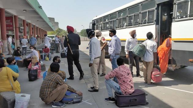 In Delhi, interstate bus services were suspended on March 21.(Photo by Gurpreet Singh/Hindustan Times)