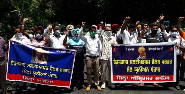 A protest being held before the revised guidelines were issued, in Patiala on Monday evening.(Bharat Bhushan/HT) A protest being held before the revised guidelines were issued, in Patiala on Monday evening.(Bharat Bhushan/HT)