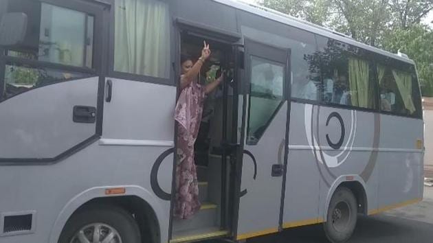 The MLAs were seen boarding buses headed towards a hotel after their meeting at the CM residence. ( HT photo)