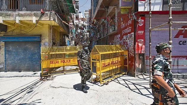 CRPF personnel next to barricades in Hauz Rani containment zone. (Amal KS/HT Photo) CRPF personnel next to barricades in Hauz Rani containment zone. (Amal KS/HT Photo)