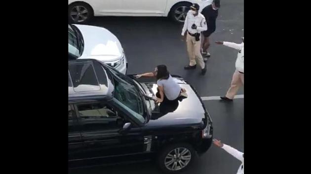 The woman, who reportedly suspected that her husband was having an affair, obstructed the Range Rover, got out of her vehicle and yelled at her husband to come out. She also climbed on the bonnet of the vehicle.(Screengrab)