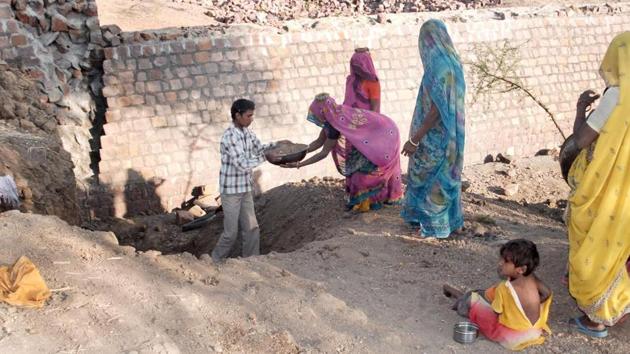Expansion of farming activity and MGNREGS work have helped cut rural job losses.(HT Photo) Expansion of farming activity and MGNREGS work have helped cut rural job losses.(HT Photo)