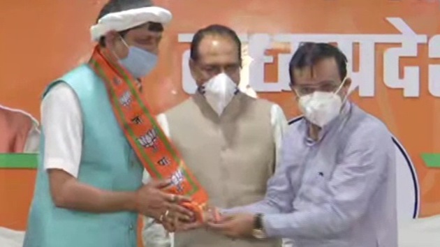 Pradyumn Singh Lodhi’s jump to the ruling party has also come at a time when Congress with 24 MLAs short of the majority mark in the 230-member state assembly hopes to regain power by defeating the BJP in the by-polls to the 24 assembly seats. (ANI Twitter) Pradyumn Singh Lodhi’s jump to the ruling party has also come at a time when Congress with 24 MLAs short of the majority mark in the 230-member state assembly hopes to regain power by defeating the BJP in the by-polls to the 24 assembly seats. (ANI Twitter)