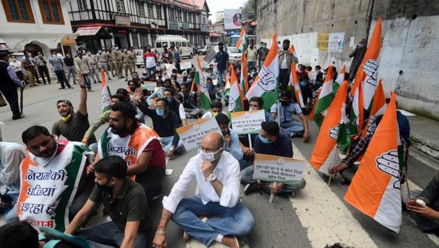 Congress workers during a protest in Shimla on Monday.(Deepak Sansta/HT)