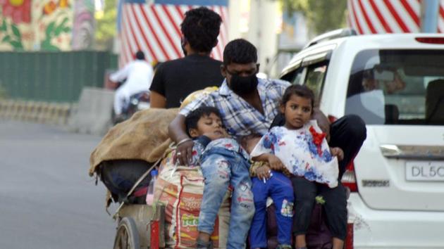 A migrant family with children travelling to their home in another state, seen in Mohan Nagar, Ghaziabad on May 20, 2020.(Sakib Ali/HT Photo) A migrant family with children travelling to their home in another state, seen in Mohan Nagar, Ghaziabad on May 20, 2020.(Sakib Ali/HT Photo)
