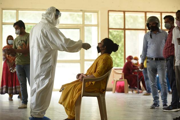 A health worker collecting swab sample for rapid antigen-based Covid-19 testing at the community center in Sector-15, Part-2, near Narula hospital in Gurugram on Monday. (PARVEEN KUMAR/HT) A health worker collecting swab sample for rapid antigen-based Covid-19 testing at the community center in Sector-15, Part-2, near Narula hospital in Gurugram on Monday. (PARVEEN KUMAR/HT)