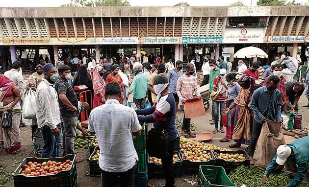 A huge crowd was seen at Market Yard, Gultekdi, ahead of the lockdown on Monday.(Rahul Raut/HT PHOTO)