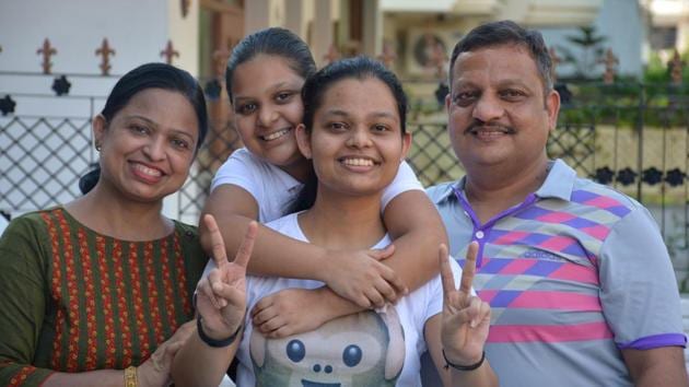 Oshil Bansal with her parents and sister(Sant Arora/HT)