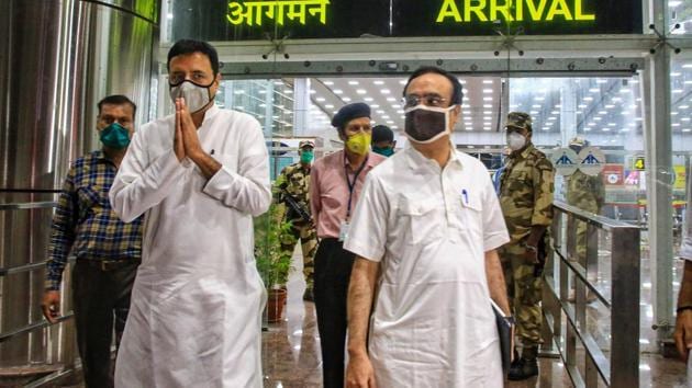 Senior Congress leaders Randeep Surjewala and Ajay Maken arrive at Jaipur Airport on Sunday.(PTI Photo) Senior Congress leaders Randeep Surjewala and Ajay Maken arrive at Jaipur Airport on Sunday.(PTI Photo)