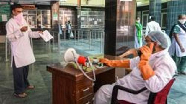 The grim and worsening situation in the state can be gauged from the fact that in the past 15 days the state has witnessed more than 5,000 new cases.(HT Photo) The grim and worsening situation in the state can be gauged from the fact that in the past 15 days the state has witnessed more than 5,000 new cases.(HT Photo)