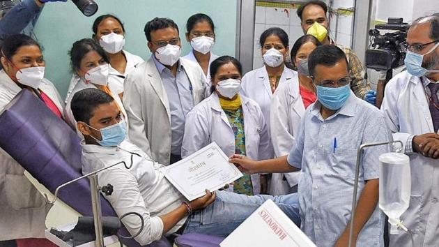 Delhi chief minister Arvind Kejriwal at LNJP Hospital on Tuesday. (HT Photo/RK Raj) Delhi chief minister Arvind Kejriwal at LNJP Hospital on Tuesday. (HT Photo/RK Raj)